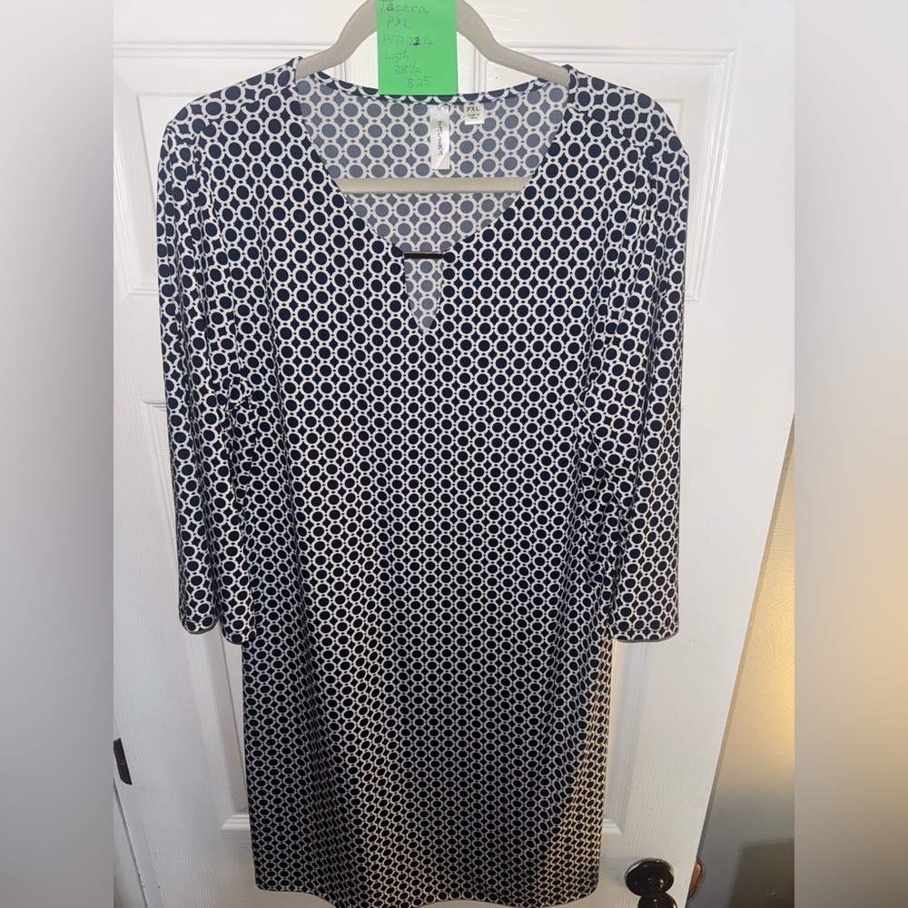 $5 Friday Tacera Black and White Geometric Long Sleeve Dress. EUC